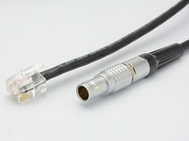 オートガイドケーブルは、カメラ側を従来のモジュラー端子から、脱落や破損しにくいピンコネクターに変更